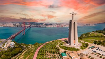 Panoramablick auf Lissabon mit der Statue Christo Rei