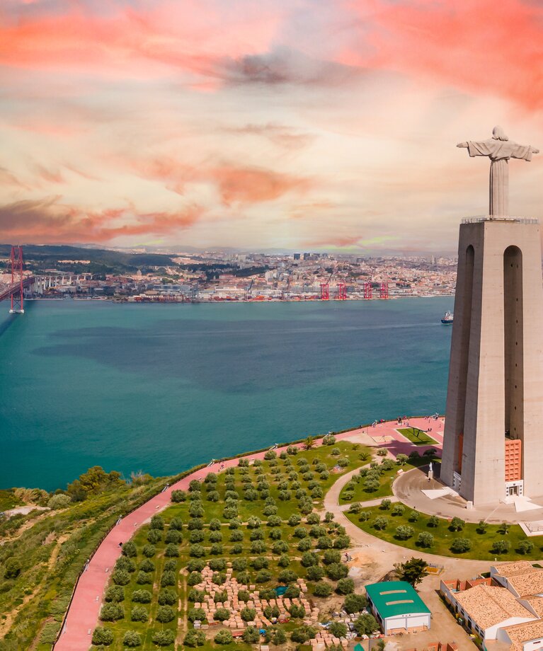 Panoramablick auf Lissabon mit der Statue Christo Rei