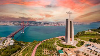 Panoramablick auf Lissabon mit der Statue Christo Rei