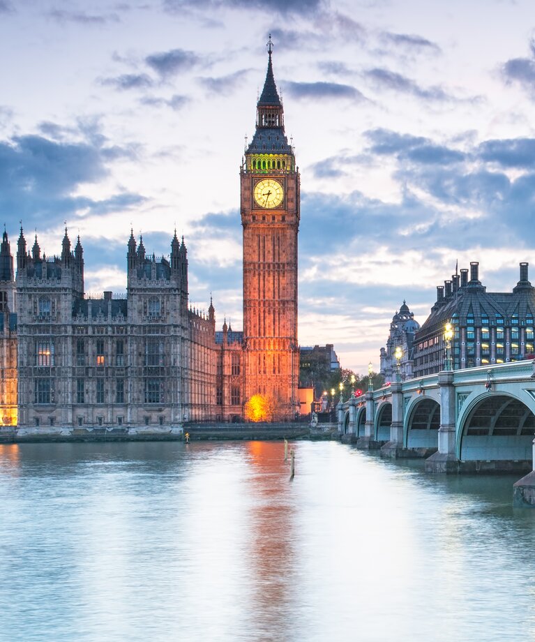 Big Ben und Westminster Palace an der Themse in London am Abend