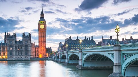 Big Ben und Westminster Palace an der Themse in London am Abend