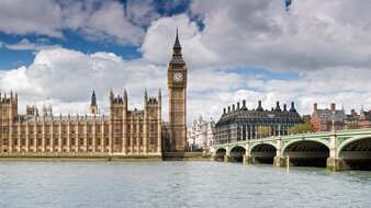 Big Ben und Westminster Palace an der Themse in London