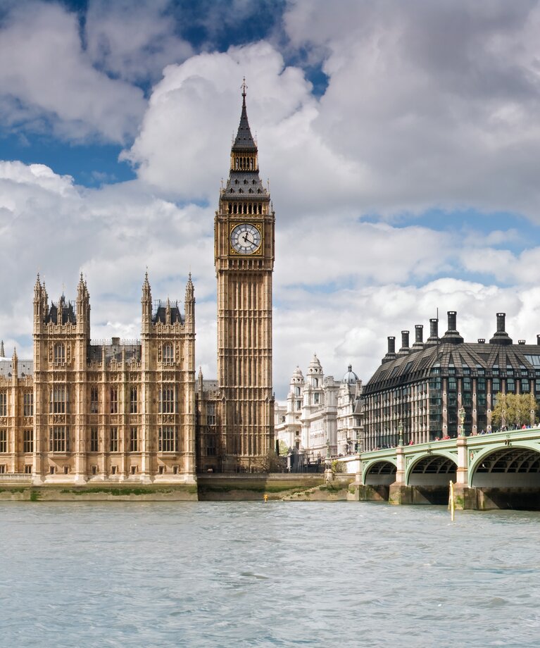 Big Ben und Westminster Palace an der Themse in London