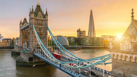 Tower Bridge in London bei Sonnenuntergang