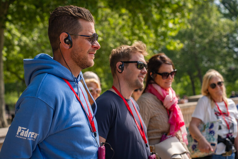 Reisegrüppe mit Audioguides währen einer Stadtführung