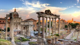 Blick auf das Forum Romanum mit antiken Säulen und Ruinen