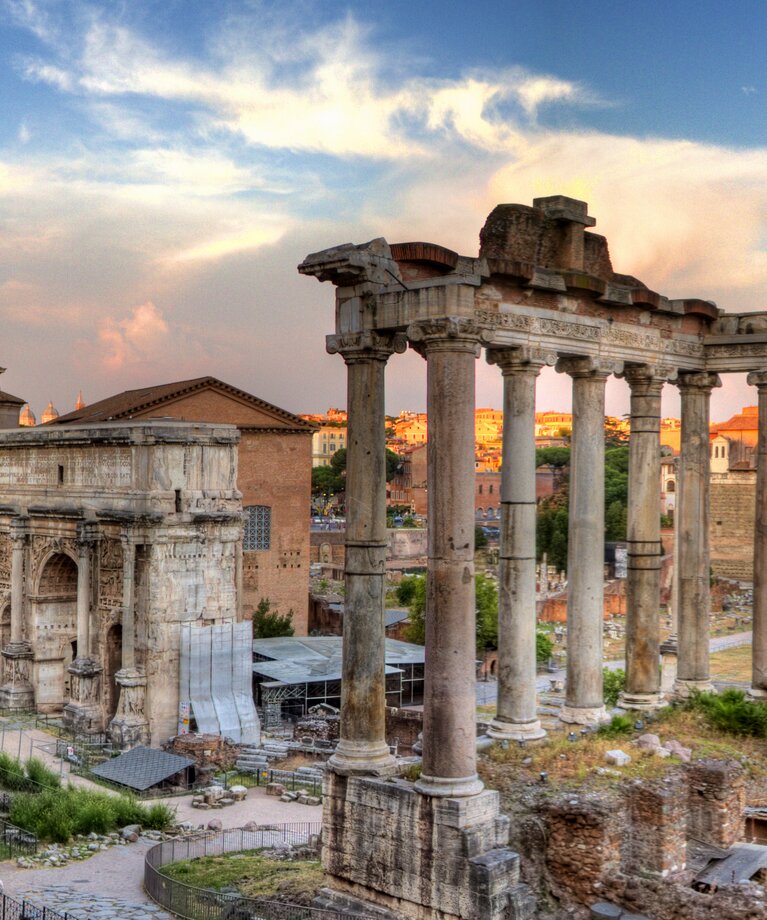 Blick auf das Forum Romanum mit antiken Säulen und Ruinen