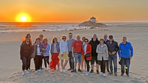 Gruppenfoto am Strand beim Sonnenuntergang